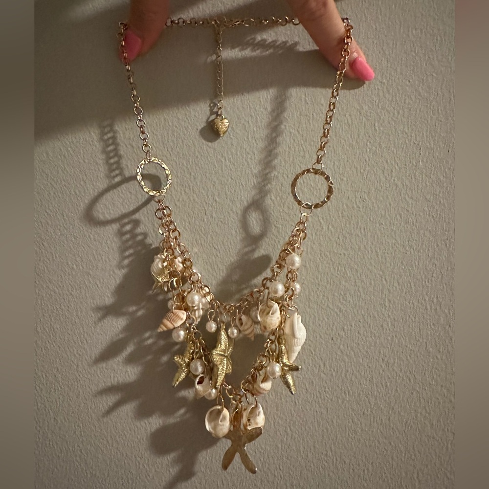 NWOT Betsey Johnson Gold Starfish and Shell Charm Necklace - Picture 2 of 2